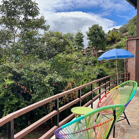 Villa Camila Hostel Coroico Exteriör bild