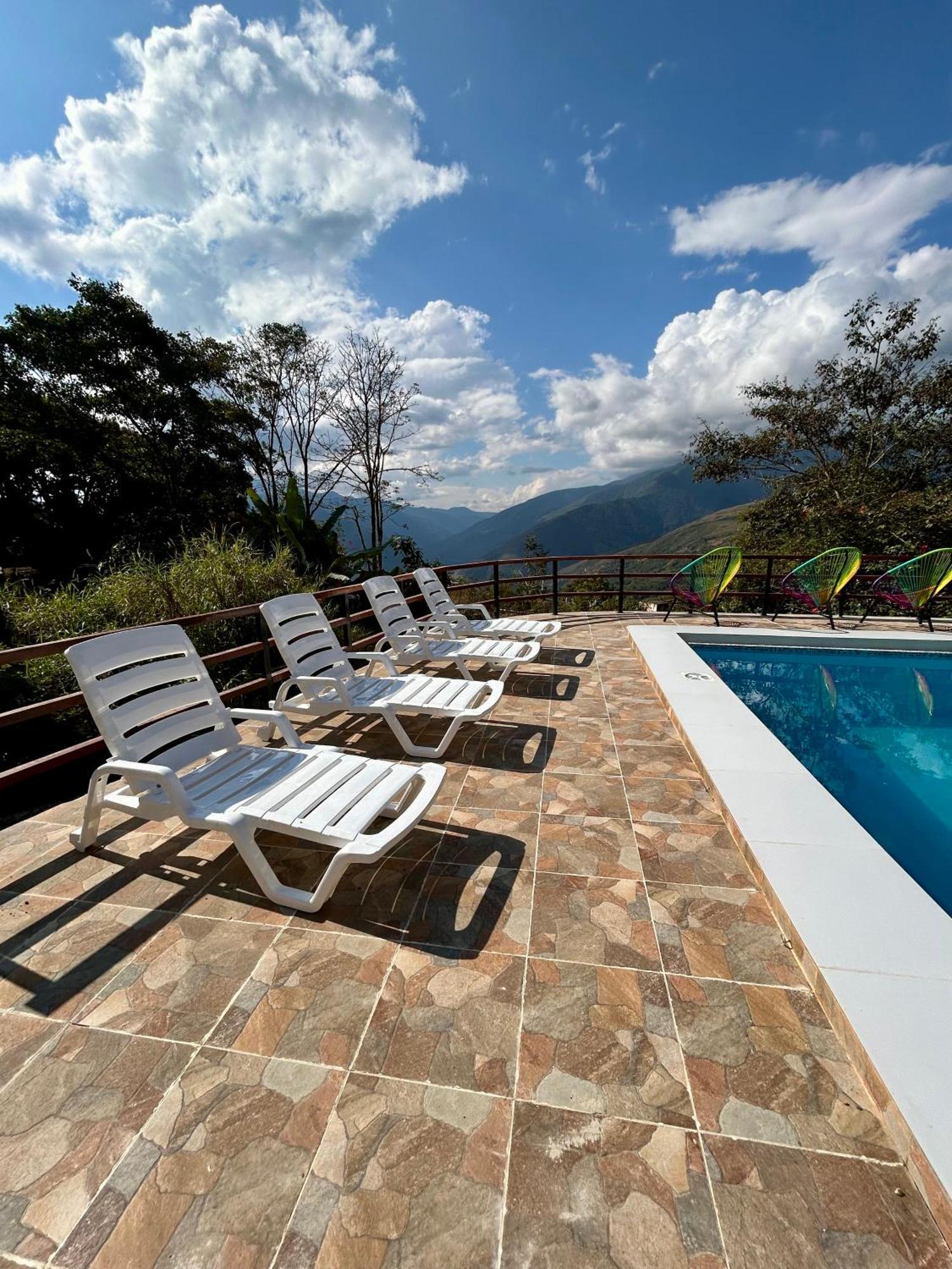 Villa Camila Hostel Coroico Exteriör bild
